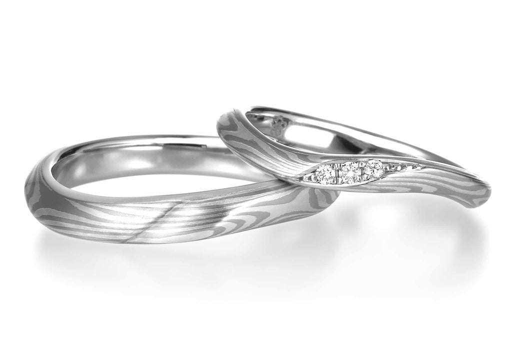 【公式/ペア価格】月桜(木目金PTxSV・波型):月明りに照らされたような輝きを放つ、優美な流れのデザイン。しっとりと指元で輝くプラチナ入りの結婚指輪。